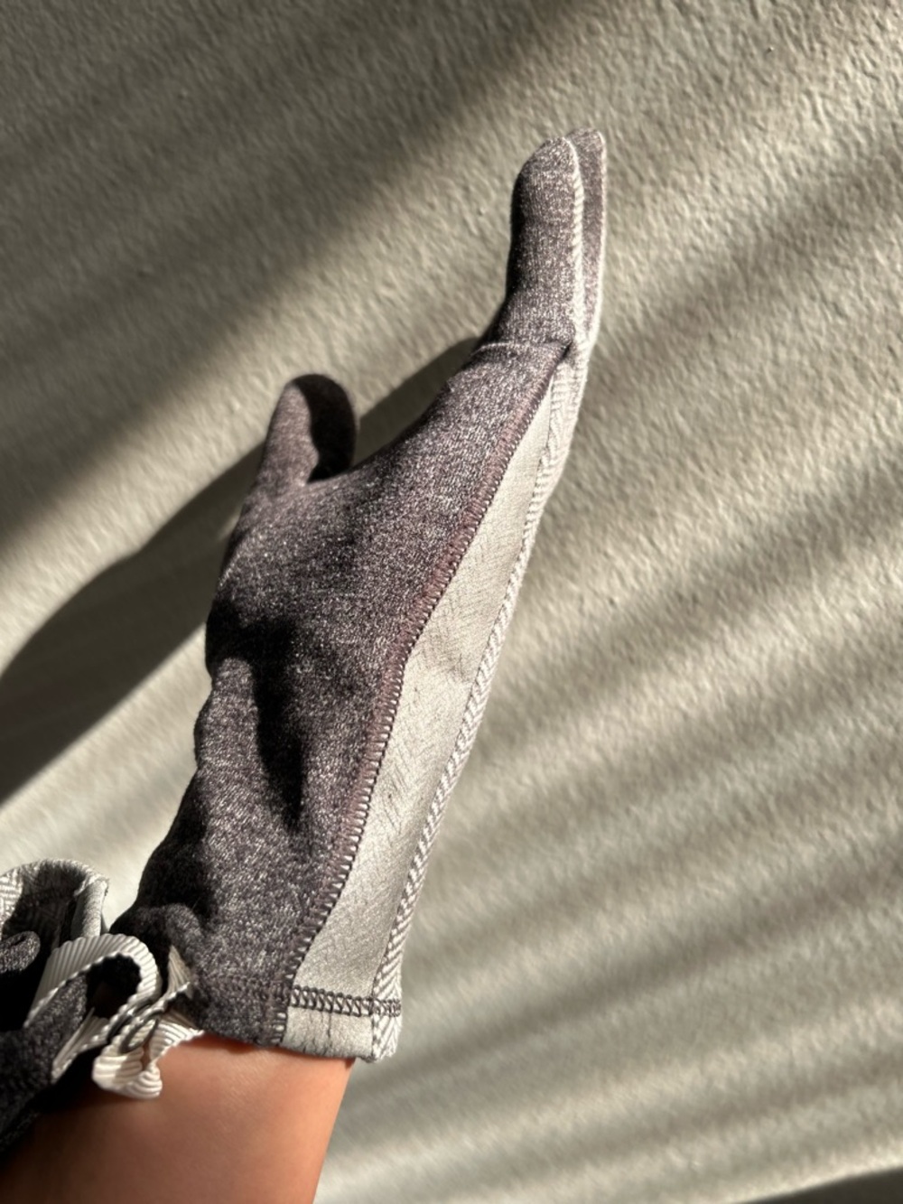 Lululemon Run With Me Gloves in Heathered Herringbone White Slate. - Picture 9 of 12